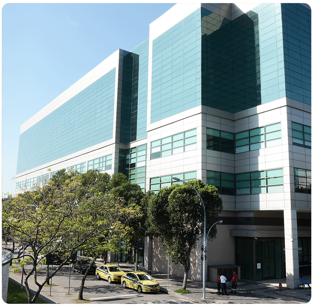 Imagem mostrando o prédio do empreendimento CA Cidade Nova, uma construção moderna e repleta de árvores